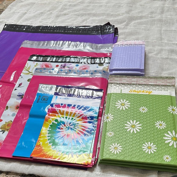 100 Piece Bundle of Poly Mailers & Bubble Mailers Assorted Sizes & Colors NWOT - Picture 3 of 12